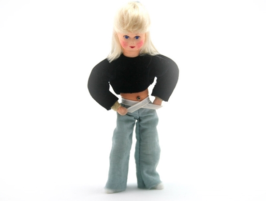 Popje voor poppenhuis met lang blond haar, licht blauwe jeans en dikke zwarte trui, draagt een piercing in de navel.