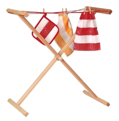 Houten droogrek voor poppenkleren in de vorm van een x-kruis. Daaraan hangen een rood en witte handdoek en pannenlap en een oranje en witte handdoek.