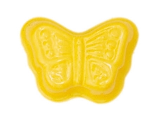 Geel gelakt metalen zandormpje in de vorm van een vlinder.