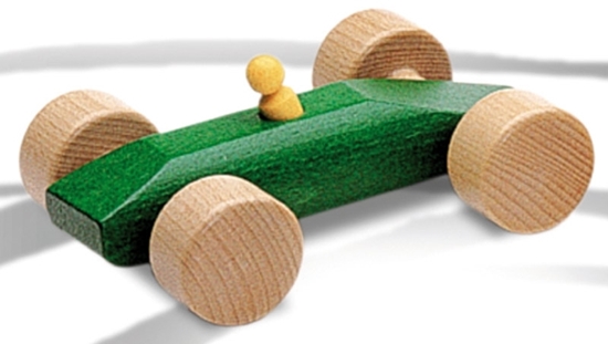 Groene houten racewagen met bestuurder.