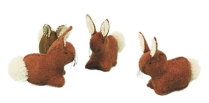 Vier bruine konijnen met witte staart in wolvilt.