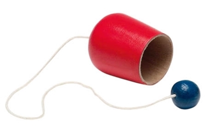 Kleine rode houten beker verbonden met een koord aan een blauwe houten bal.