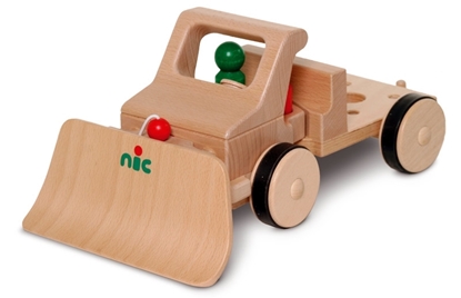 Houten sneeuwschuiver geplaatst voor een houten speelgoed vrachtwagen.
