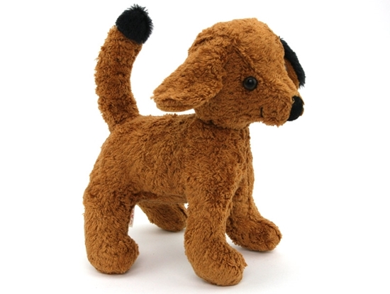 Bruin knuffel  hondje in bio katoen die recht op zijn 4 pootjes staat, met zijn staartje rechtop.