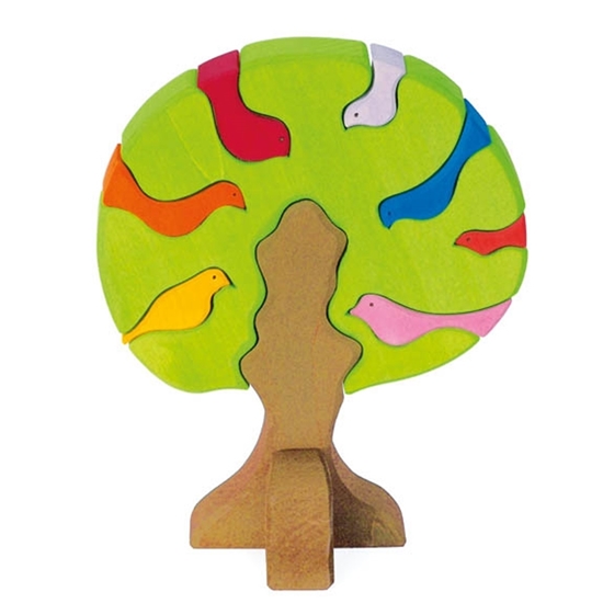 Een groene houten boom met bruine stam en 7 houten vogels in de boom, 1 paarse, 1 gele, 1 blauwe, 2 rode en 1 oranje.
