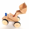 Speelgoed houten wiellader met opgeheven schepbak en met rubber bedekte wielen.