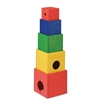 Une tour de 5 cubes en bois superposés. Le plus grand un rouge, suivi d'un jaune, un vert, un bleu et le plus petit aussi un rouge.