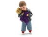 Poupée pour maison de poupée, petit garçon avec culotte courte bleu clair et sweat-shirt rayé noir et gris, portant un Nounours dans ses bras, ainsi qu'un chiffon mauve.