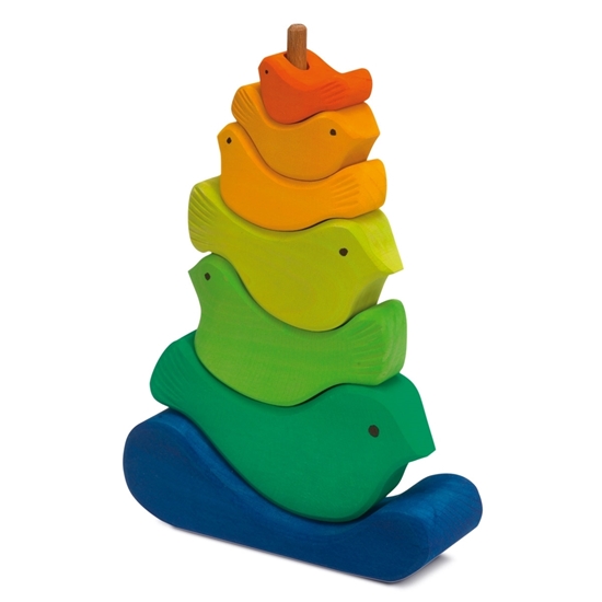Een blauwe houten wolk met daarop boven elkaar gestapeld op een houten spil 6 houten vogels, de grootste onderaan, de kleinste bovenaan in verschillende kleuren, van onder naar boven: donkergroen, groen, lichtgroen, geel, oranje en rood.