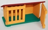 Cage à lapin en bois, jouet, sol vert, toit rouge et parois jaunes avec 2 portes s'ouvrant sur le devant.