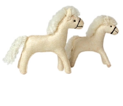 Een groot wit paard en een klein wit paard, beide  gemaakt van wolvilt.