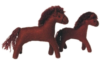 Twee rood-bruine paarden in wolvilt, een grote en een kleine.