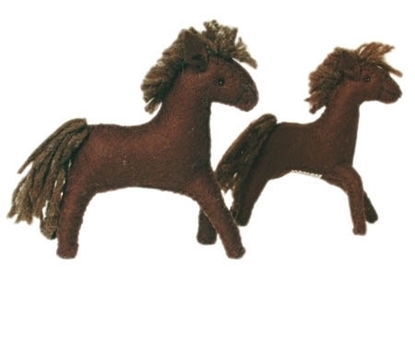 Twee donkerbruine paarden in wolvilt, een grote en een kleine.