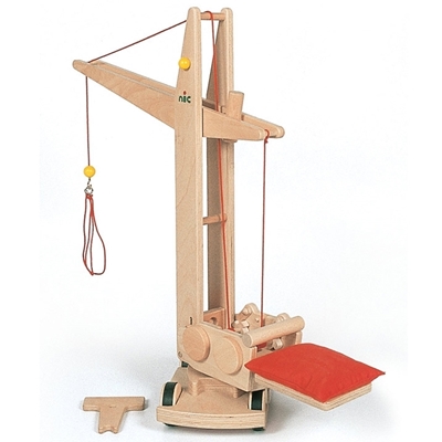 Stevige houten speelgoed bouwkraan  van 85 cm hoog met sterke metalen haak en rood kussen als tegewicht.