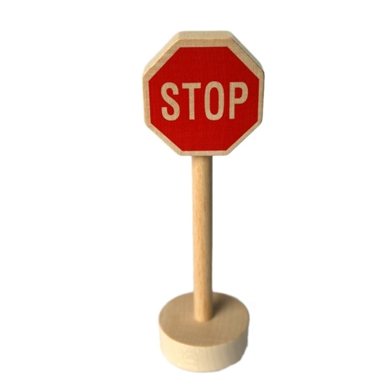 Ronde houten sokkel met houten paal en rood zeshoekig paneel met de letters stop om de speelautootjes te doen stoppen.