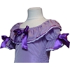 Partie supérieure d'une robe de princesse enfant violette avec large col et trois rubans violets, deux sur les manches courtes et une sur la poitrine.