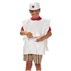 Un petit garçon porte une tenue de médecin consistant en une blouse de médecin blanche et un bonnet assorti décoré d'une croix rouge. Il examine sa main avec une loupe.