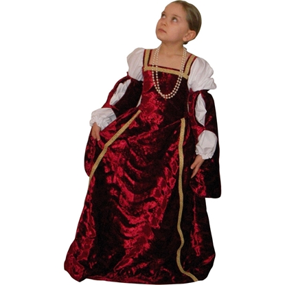 Een meisje kijkt naar boven en draagt een donkerrood fluwelen kleed omzoomd door een gouden band. Doorheen de rode fluwelen mouwen zijn witte gebloesde ondermouwen te zien, in de stijl van Renaissance kledij.