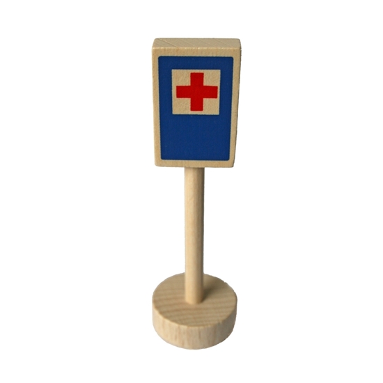 Houten verkeersteken hospitaal. Rechthoekig blauw planeel met rood kruis op een houten paal en ronde houten sokkel.