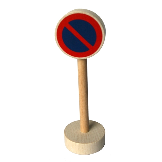 Voor de speelauto's, ronde houten sokkel met houten paal en rond blauw paneel omringd met rode cirkel en schuine rode streep om het parkeren te verbieden.