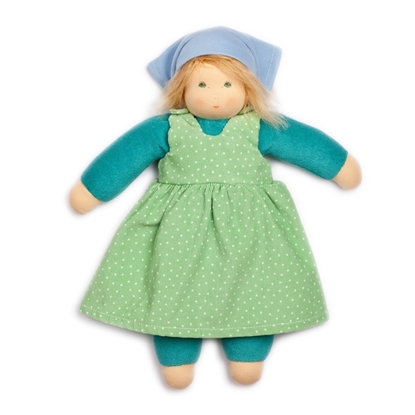 Voddenpop van 35 cm met blond mohair haar en blauwe ogen. Ze draagt fel groen ondergoed en een gras groen jurk met witte stippen en een lichtblauwe hoofddoek.