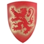 Houten rode gebogen speelgoed schild met afbeelding van een rode heraldische leeuw.