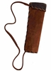 Solide carquois en daim brun bordé d'un rebord en daim brun foncé avec une bretelle en daim pour le porter sur l'épaule.