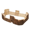 Des blocs en bois de branche de différentes formes constituent ensemble un château fort.