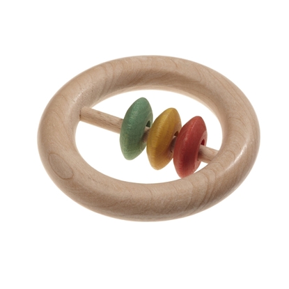 Rammelaar gemaakt van een natuurhouten ring met een houten staafje als diameter waarop 3 gekleurde  schijven schuiven, 1 rode, 1 gele en 1 groene.