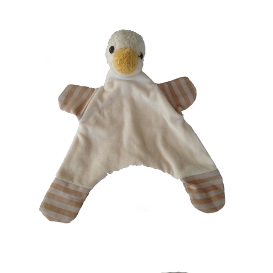Lappenpopje in witte bio  katoenfluweel met een eendenhoofdje met gele bek en bruin en beige en grijze pootjes.