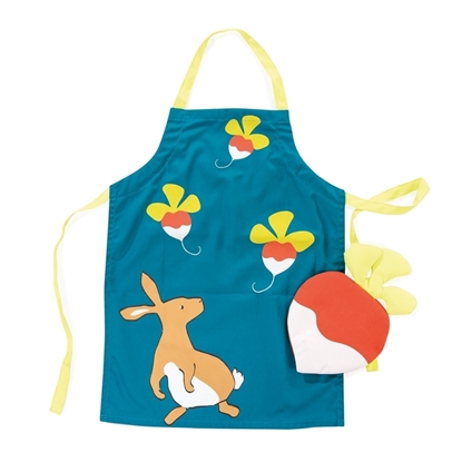 Donkergroene kinder keukenschort met 3 radijzen op geschilderd en een bruin konijn. Erop ligt een ovenwant in de vorm van een radijs.