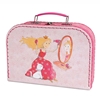 Rose kartonnen koffer bevattend  alle speelgoed schoonheidstoebehoren. Op de zijwand van de valies is een blond meisje getekend met een rood kleedje dat haar haar aan het drogen is, zittend voor de spiegel.