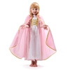 Une petite fille en robe de princesse rose porte une grande cape avec capuche rose achevée sur le bord par un galon doré.