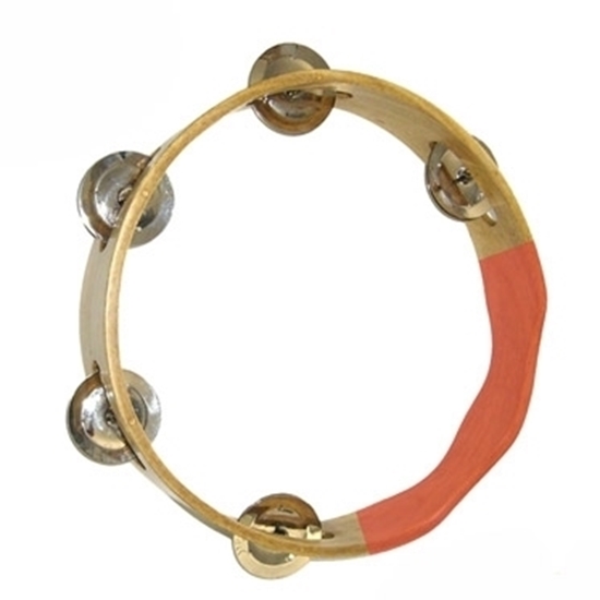 Natuurkleurige houten ring met daarin 5 openingen die dubbele koperen schijfjes dragen die rinkelen als je ze schudt. Een vierde van de ring draagt geen schijfjes en is oranje geverfd.