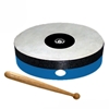 Cercle de bois bleu tendu d'une peau naturelle, avec un bâtonnet en bois pour jouer du tambour.