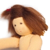 Close up sur le visage d'une poupée de chiffon aux cheveux de mohair brun, au visage peint à la main.