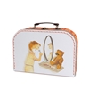 Une valise en carton avec un dessin d'un petit garçon en train de se raser devant un miroir et un petit ours.