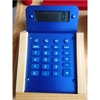 Détail d'une caisse enregistreuse en bois: détail de la vraie calculatrice bleue.