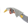 Un bras à la manche rayée blanc et noir porte sur le dos de la main une oie sauvage grise doudou, l'index étant dans la tête, avec bec et pattes jaunes, ailes gris foncé et dessous de tête blanc.