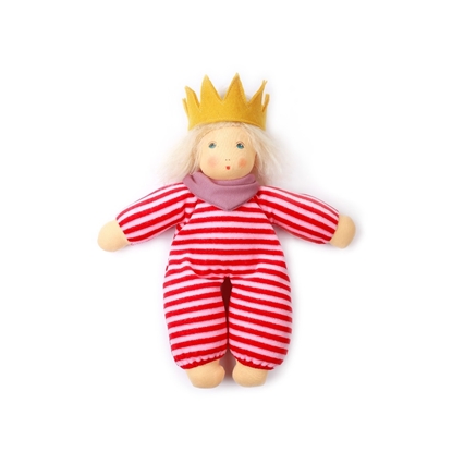 Kleine pop in rood roos gestreepte badstof met roos halsdoek, blond mohair haar en een gele kroon in wol vilt op het hoofd.
