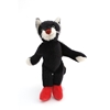 Un chat en peluche mohair noir avec des pattes blanches, des oreilles blanches et un museau blanc avec un nez rouge et des pieds rouges se trouve debout.