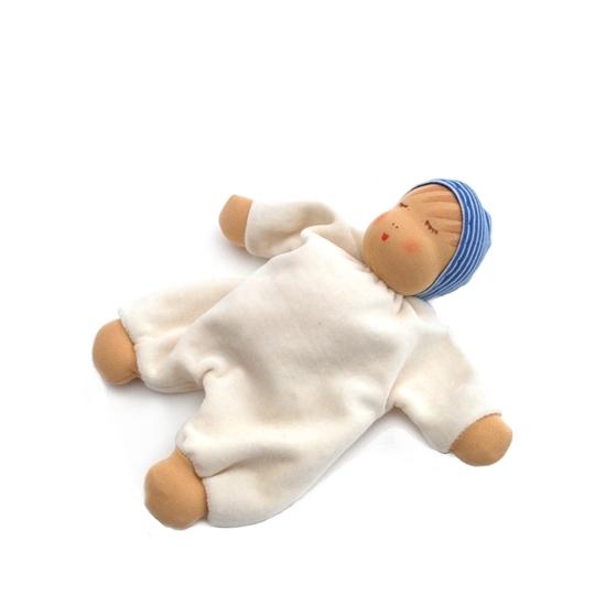 Slapende pop in ivoorkleurige bio katoenen badstof met handjes, voetjes en gezichtje in huidkleurige tricot en met een lange pinnemuts in donkerblauw en lichtblauw gestreepte tricot.