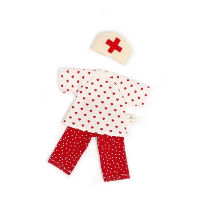 Poppen dokterskledij bestaande uit rode lange broek met kleine witte stipjes, wit jasje met kleine rode hartjes en een doktersmuts van wit wolvilt met een rood kruis erop.