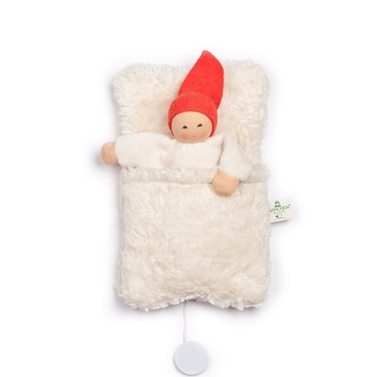 Een zachte witte slaapzak-muziekdoos met een wit popje erin met rode minnemuts