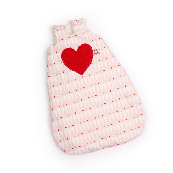 Poppenkleding: poppenslaapzak in roze stof met witte driehoeken, veelkleurige puntjes en een groot rood hart vooraan.