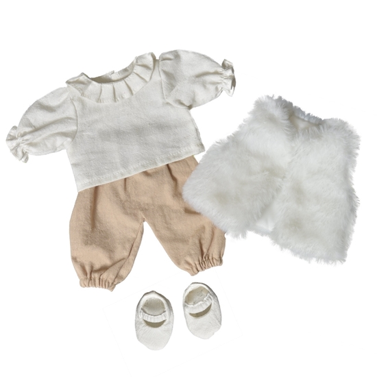 Verschillende poppenkleertjes: een beige pofbroek, een witte bloes met pofmouwen, een wit mouwloos jasje van imitatiebont en witte schoenen.