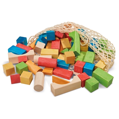 Een katoenen netje ligt open met eruit gespreid veelkleurige houten bouwblokken voor baby en peuter.