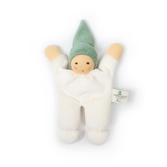 Knuffelpopje voor baby in witte bio badstof met een salie groene puntmuts. Handen en gezichten in huidkleurige tricot met handgeschilderd gezichtje