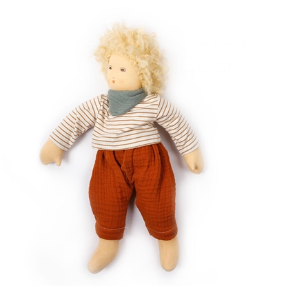 Een zachte jongen pop met blond mohair haar, bruine ogen, een bruine lange broek, een groene halsdoek en een wit en bruin gestreepte sweatshirt