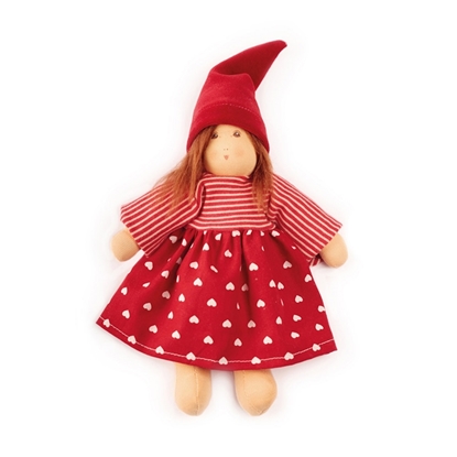 Petite poupée en tissu de 25 cm aux cheveux roux en mohair et aux yeux bruns, porte une robe rouge, dont le dessus est rayé rouge et blanc et la jupe rouge avec des cœurs blancs, et un bonnet pointu en velours rouge.